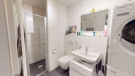 Neuwertig - Modern - Vermietet: Energieeffiziente 4-Zi ETW mit TG Stellplatz in Ettlingen - 1.OG, Badezimmer 2