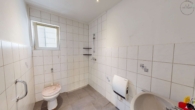 Großzügiges, familienfreundliches Zuhause in naturnaher Lage – mit Garten und Ausbaureserven - EG, Badezimmer