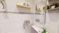 Modernes RMH mit hochwertiger Ausstattung, Terrasse, Garten und zwei Stellplätzen in Hochstadt - EG, Gäste-WC