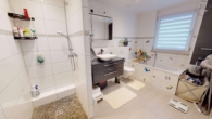 Modernes RMH mit hochwertiger Ausstattung, Terrasse, Garten und zwei Stellplätzen in Hochstadt - 1.OG, Badezimmer