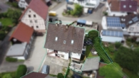 Charmant, großzügig, vielseitig – Maisonettewohnung mit Garten, Terrasse und Scheune in Loffenau - Drohnenaufnahme Haus