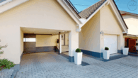 Exklusives Wohnen mit Pool und Weitblick: Modernes 1-FH mit ELW in Straubenhardt-Langenalb - Einfahrt