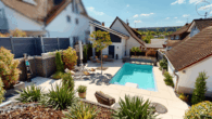 Exklusives Wohnen mit Pool und Weitblick: Modernes 1-FH mit ELW in Straubenhardt-Langenalb - Außenbereich