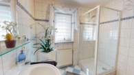 Exklusives Wohnen mit Pool und Weitblick: Modernes 1-FH mit ELW in Straubenhardt-Langenalb - EG, Gäste-Bad