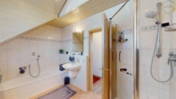 Exklusives Wohnen mit Pool und Weitblick: Modernes 1-FH mit ELW in Straubenhardt-Langenalb - OG, Tageslichtbad