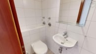 Zentral - Gepflegt - Gut geschnitten: 3-Zi-ETW im 1.OG + TG-Stellplatz, Ettlingen nähe Wasen - 1.OG, Gäste-WC