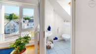 Großzügig – Hochwertig – Zentrumsnah: 4,5-Zi-Maisonettewohnung & TG-Stellplatz in Ettlingen-Stadt - Spitzboden, Galerie - Gäste WC