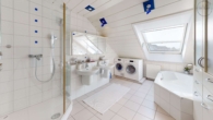 Großzügig – Hochwertig – Zentrumsnah: 4,5-Zi-Maisonettewohnung & TG-Stellplatz in Ettlingen-Stadt - DG, Badezimmer