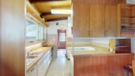 Naturnah Wohnen: Außergewöhnliches Architektenhaus mit vermieteter Einliegerwohnung in Marxzell - EG, Küche