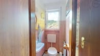 Naturnah Wohnen: Außergewöhnliches Architektenhaus mit vermieteter Einliegerwohnung in Marxzell - EG, Gäste-WC
