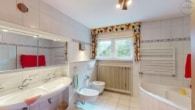 Naturnah Wohnen: Außergewöhnliches Architektenhaus mit vermieteter Einliegerwohnung in Marxzell - UG, Tageslichtbadezimmer